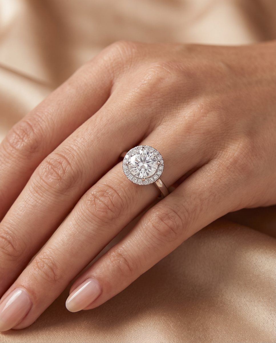 Halo-Verlobungsring in Weißgold an der Hand – Juwelier Schröder Fulda