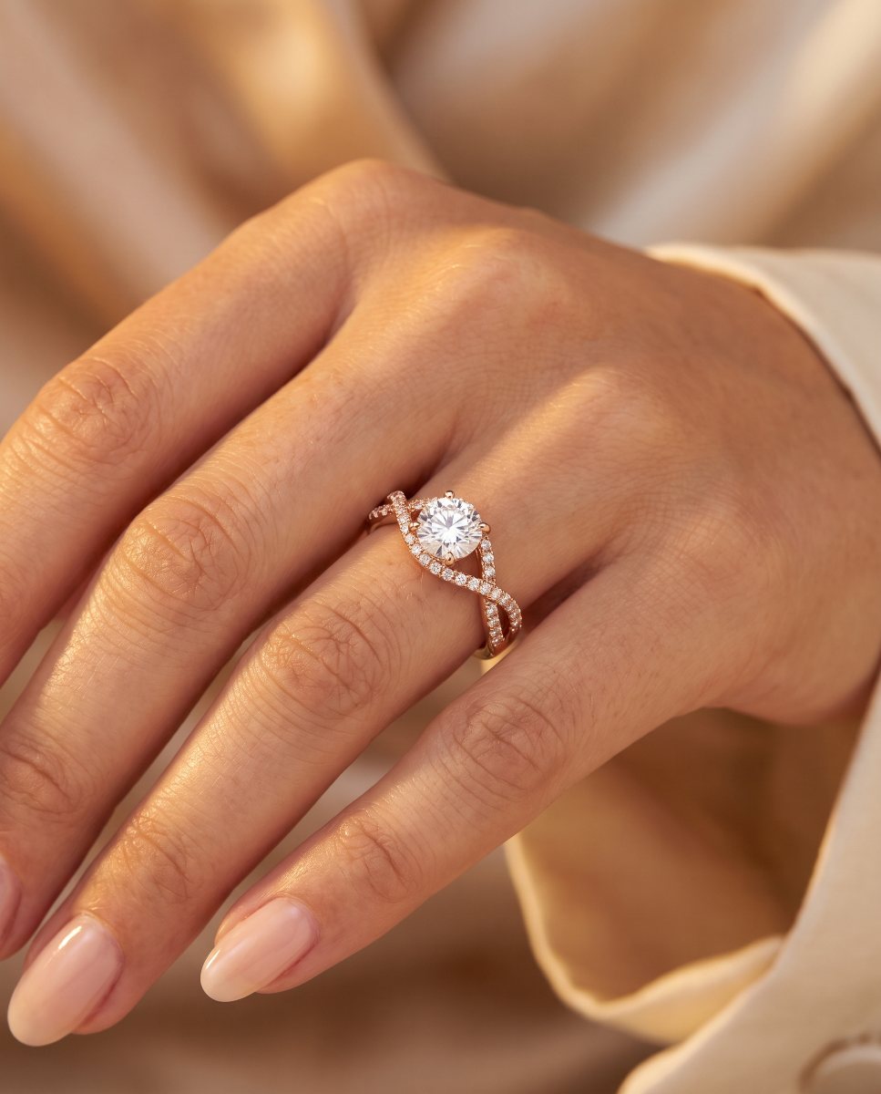 Verschlungener Pavé-Verlobungsring in Roségold – Juwelier Schröder Fulda