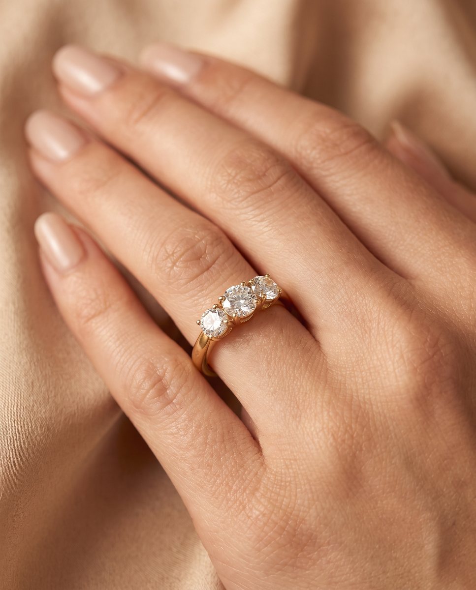 Trilogie-Verlobungsring mit drei Diamanten in Gelbgold – Juwelier Schröder Fulda