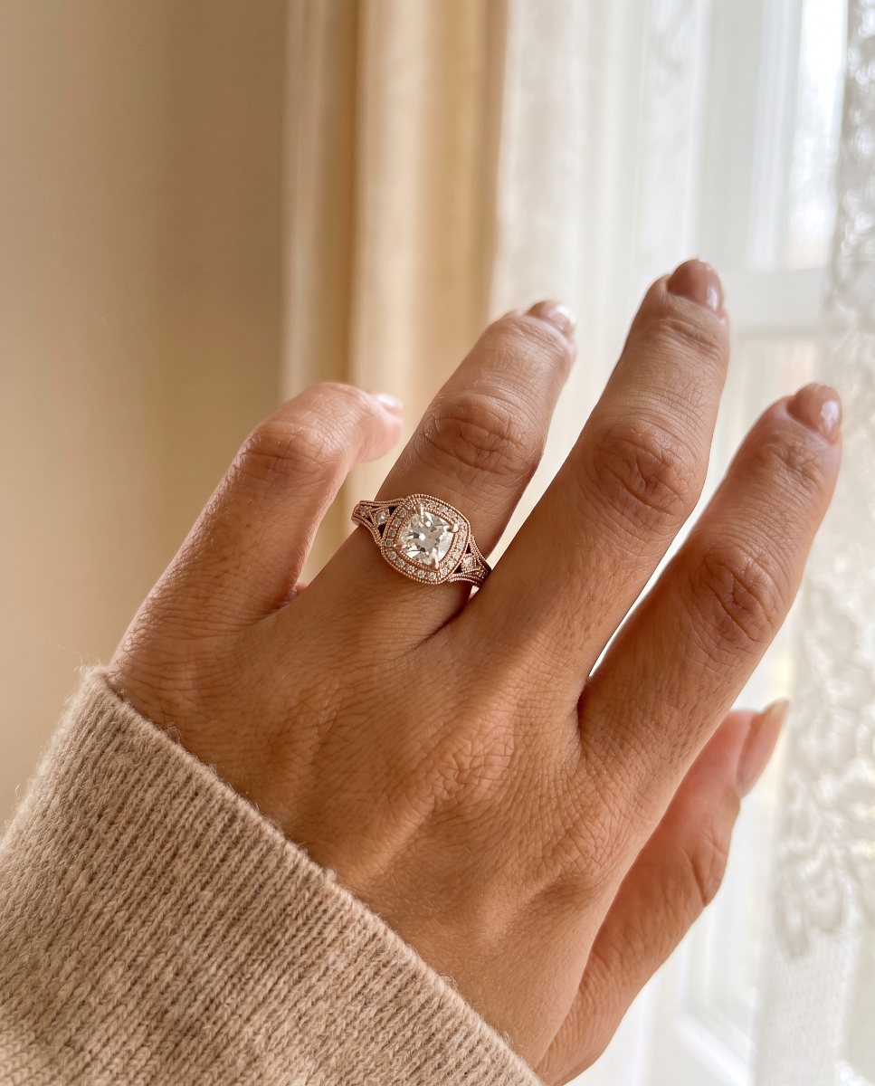 Vintage-Verlobungsring in Roségold an der Hand – Juwelier Schröder Fulda