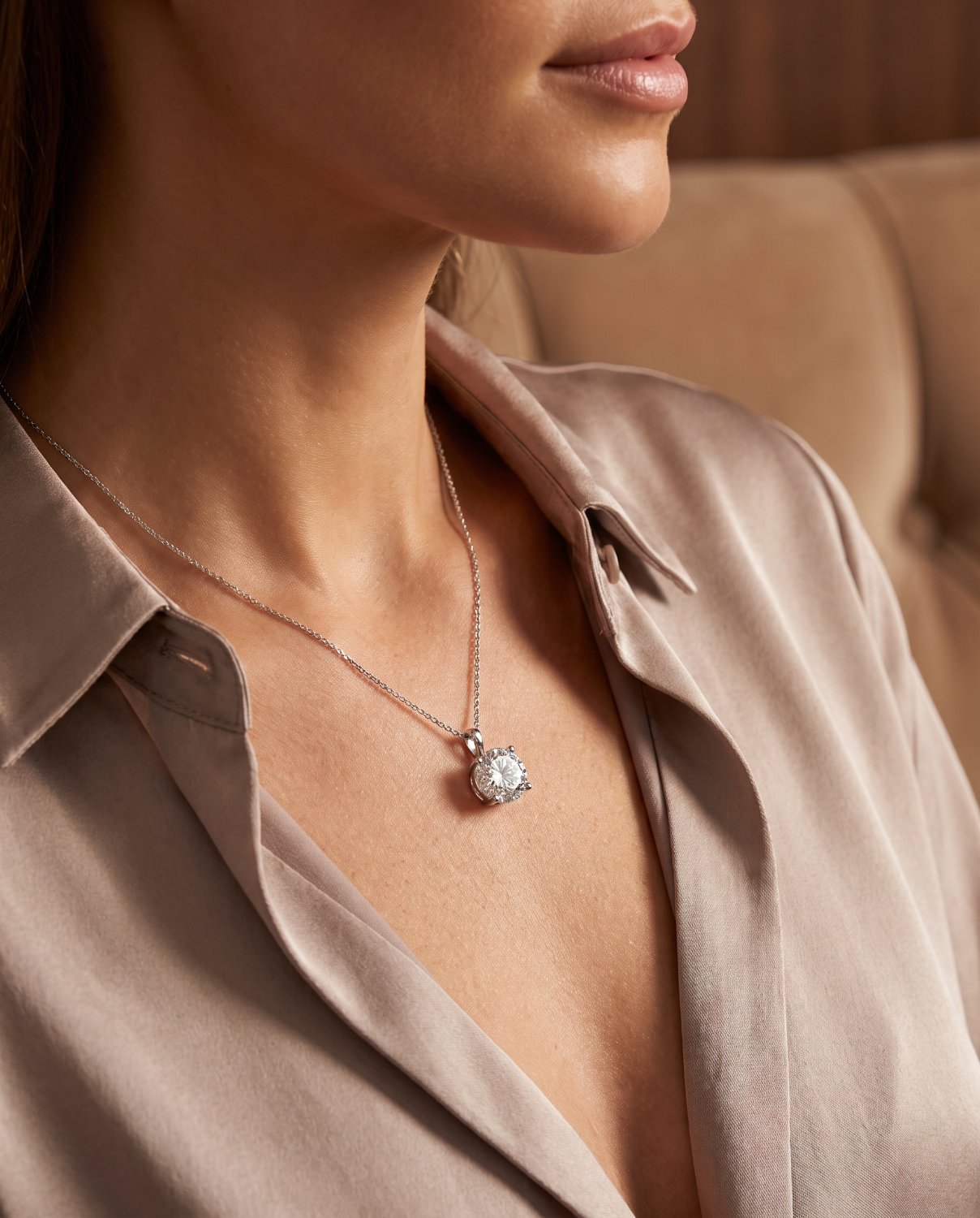 Diamant-Collier mit Anhänger an einer Frau – Juwelier Schröder Fulda