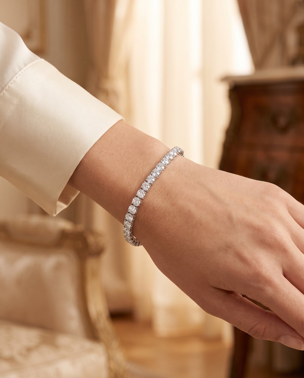 Diamant-Tennisarmband am Handgelenk – Juwelier Schröder Fulda